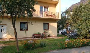 a building with a balcony and a bench in a yard at Kleopa in Pale