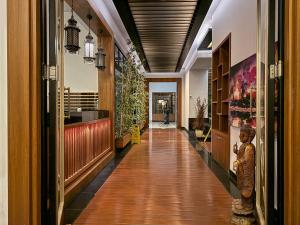a hallway with wood floors and a hallway with plants at Qoople Elite Admiral Apartment in Alanya