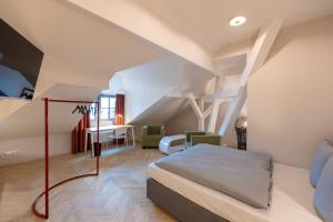 ein Schlafzimmer mit einem großen Bett und einer Treppe in der Unterkunft qnorke Hotel in Berlin