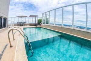 a swimming pool on top of a building at Apê catedral centro in Goiânia
