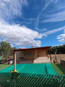 a view of a house with a green tarp at Casa de campo in Puerto Madryn