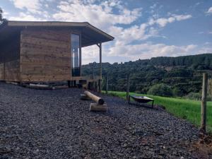 a wooden cabin with a view of the mountains at Cabanas do Arvoredo in São José do Cerrito