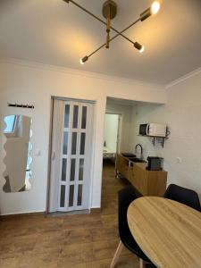 a dining room with a table and a ceiling fan at Cascais Garden House 103 in Cascais