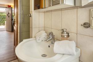 a bathroom with a white sink and a mirror at Ferienhaus Jupiter im Sternenpark in Lochow