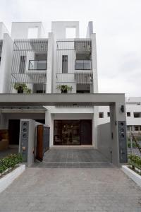 a large white building with a parking lot in front at Zao Orange Homestay in Taitung City