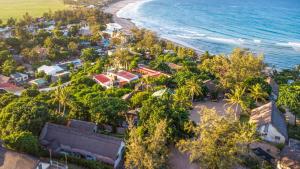 an aerial view of a resort next to the ocean at Kitesurf Tofo House - 1 minute walk from beach and center in Praia do Tofo