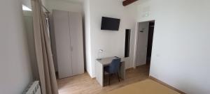 a room with a desk with a chair and a television at Il Palazzetto in Velletri