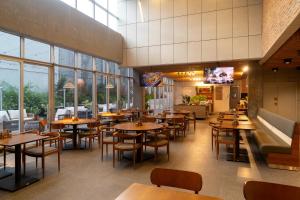 a restaurant with tables and chairs and windows at Ribalta Hotel Barra da Tijuca by Atlantica in Rio de Janeiro