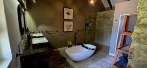 ein Badezimmer mit Badewanne und Waschbecken in der Unterkunft Blomberg in Clanwilliam + 53 Fotos