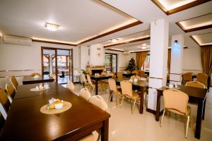 a restaurant with tables and chairs in a room at Aldian Pokoje Gościnne in Szczyrk