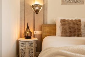 a bedroom with two beds and a lamp on a table at 304 Chanzy - T1 Spacieux - Gare & Centre - Wifi in Le Mans +12 photos