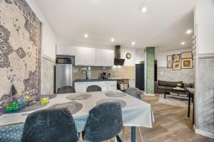 a kitchen and dining room with a table and chairs at Heide Ferienwohnung Nord Nr-1 in Schneverdingen