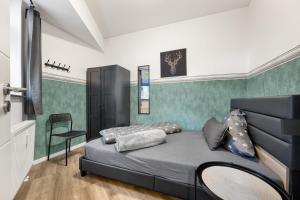 a bedroom with a bed and a chair at Heide Ferienwohnung Nord Nr-1 in Schneverdingen