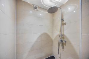 a shower with a glass door in a bathroom at Heide Ferienwohnung Nord Nr-1 in Schneverdingen +15 photos