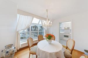 ein Esszimmer mit Tisch und Stühlen und einem Fenster in der Unterkunft Hotel Mozart in Rorschach