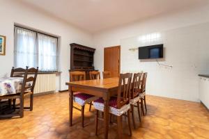 a dining room with a wooden table and chairs at Residenza Santa Rita in Novara