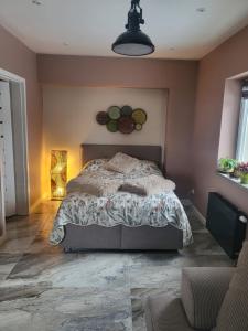 a bedroom with a bed and a lamp at Apartament Suzi dla dwojga in Kruszyn