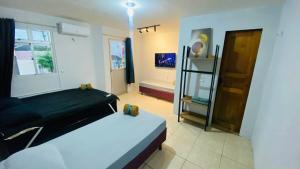 a bedroom with a bed and a bathroom with a tub at Ap com ar próximo ao centro in Crateús
