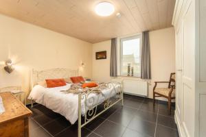 a bedroom with a bed and a window at Het Rustplekje in Alveringem