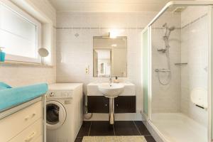 a bathroom with a sink and a shower at Het Rustplekje in Alveringem +31 photos