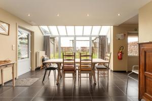 a dining room with a table and chairs at Het Rustplekje in Alveringem