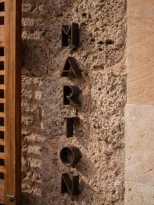 a sign on the side of a brick wall at Marton Turisme de Interior in Valldemossa