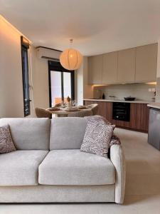a living room with a couch and a kitchen at Ambre du lagon in Saint-Pierre