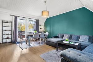 a living room with a couch and a table at Heide Ferienwohnung West Nr-4 in Schneverdingen