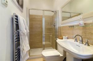 a bathroom with a shower and a sink and a toilet at 5 Bed in Torquay oc-rutlod in Torquay +22 photos