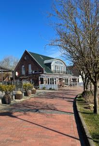a building with a brick driveway in front of it at Cliner Blick in Wittmund