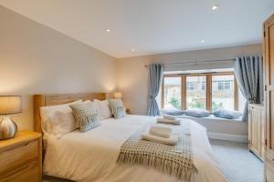 a bedroom with a large white bed with a window at 4 Bed in Bala oc-bow66 in Bala