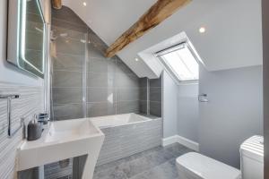 a bathroom with a sink and a bath tub at 4 Bed in Bala oc-bow66 in Bala +25 photos