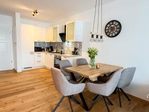 a kitchen and dining room with a wooden table and chairs at Ferienwohnung Seeschlösschen am Dümmer See in Lembruch