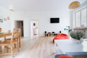 cocina y sala de estar con mesa y sillas en Apartament Na Staromiejskiej, en Olsztyn