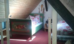 Dormitorio pequeño con cama en el ático en Ferienhaus Aschoff, en Mauchen