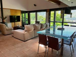 a living room with a couch and a table at Pousada RIO CALDO in Rio Caldo