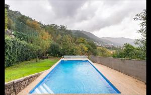 a swimming pool with a view of a mountain at Pousada RIO CALDO in Rio Caldo