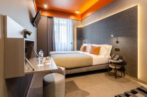 ein Hotelzimmer mit einem Bett und einem Tisch in der Unterkunft LX Arch Hotel in Lissabon + 26 Fotos