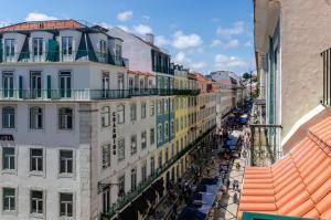 eine Luftaufnahme einer Stadtstraße mit Gebäuden in der Unterkunft LX Arch Hotel in Lissabon