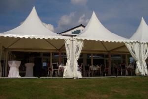ein weißes Zelt mit Tischen und Stühlen darunter in der Unterkunft Golfhotel Rheine Mesum in Rheine