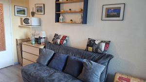 a living room with a couch and a microwave at Col de L'Arzelier in Château-Bernard
