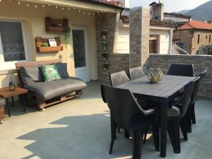 a patio with a table and chairs on a balcony at Casona MilaWen in Potes