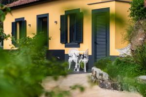 a table and chairs in front of a house at GuestReady - Casa do Feno in Santa Cruz