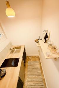 a kitchen with a sink and a counter top at Charmant studio cosy - hypercentre Capitole in Toulouse