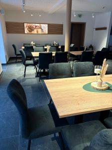 a waiting room with tables and chairs and a waiting room at Das Fränkische Reichenbach in Reichenbach