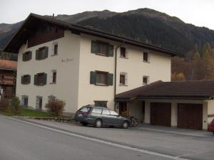 un coche aparcado frente a un edificio en Hus Pravis, en Klosters