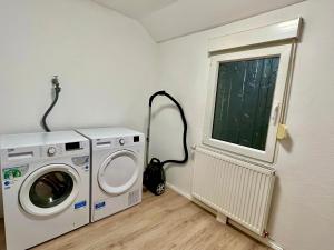 a laundry room with a washing machine and a window at Ferienhaus am Bürgergarten in Bad Bentheim