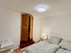 a small bedroom with a bed and a window at Ferienhaus am Bürgergarten in Bad Bentheim