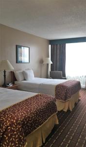 une chambre d'hôtel avec deux lits et une fenêtre dans l'établissement The Biltmore Hotel Oklahoma, à Oklahoma City