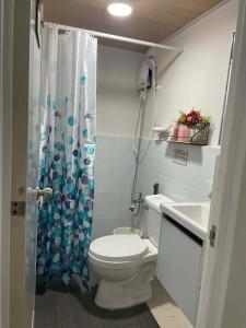ein Badezimmer mit Toilette, Dusche und Waschbecken in der Unterkunft Chyns Suite in Marilao + 12 Fotos